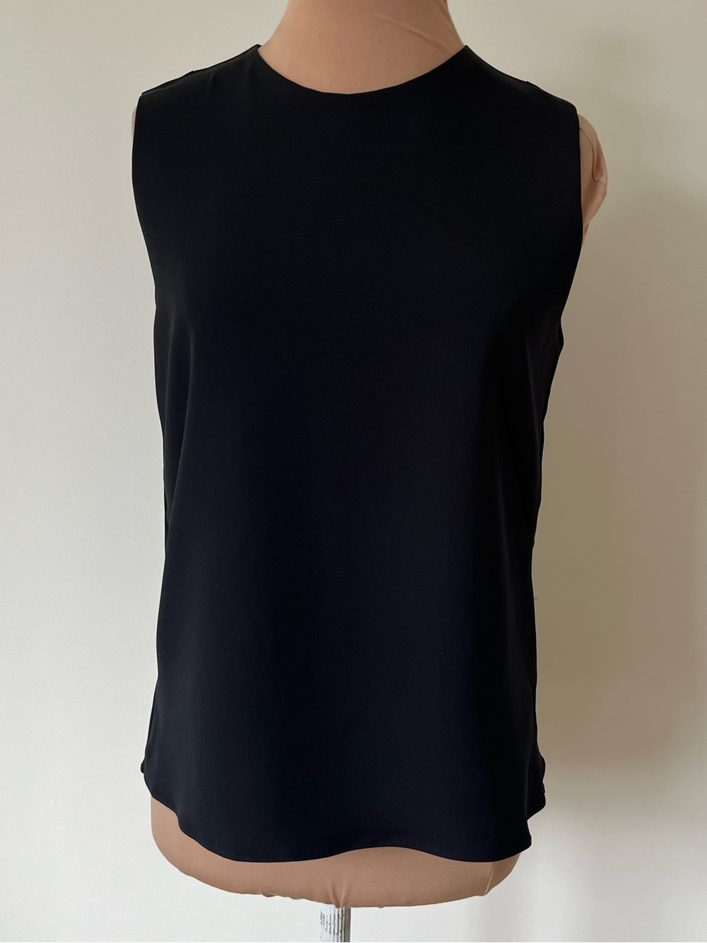 Akris Silk Sleeveless Round Neckline Back Zip Black Shell Top Blouse EUC Size 6